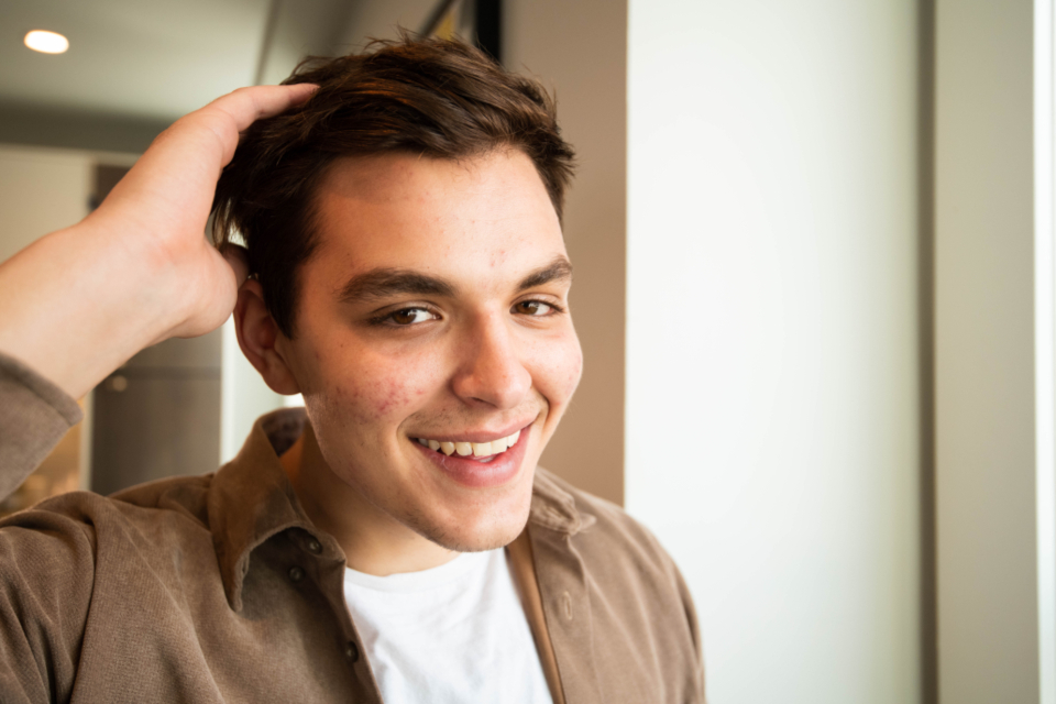 Jeune homme souriant
